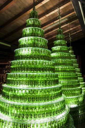 Albero Di Natale Heineken.La Foresta Natalizia Accoglie Le Festivita Nel Braugarten Di Birra Forst Giornale Della Birra