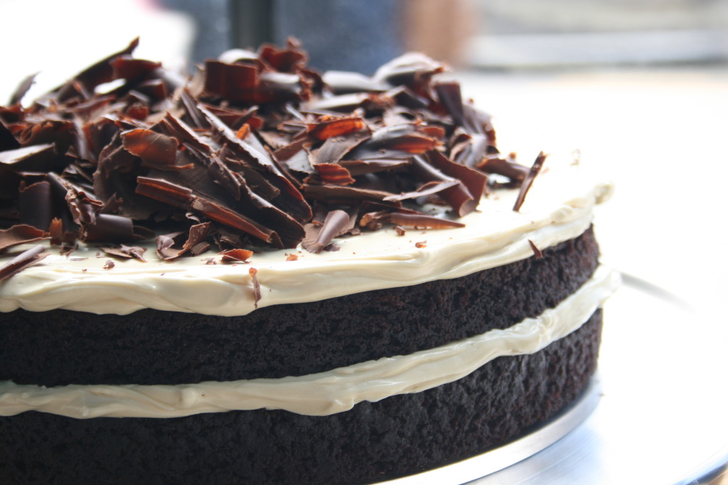 Torta multistrato al cacao e chocolate stout