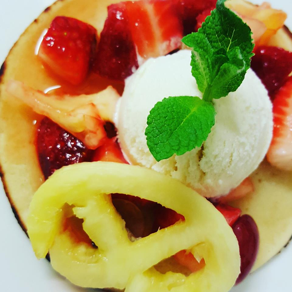 Pancake con macedonia di frutta e gelato alla birra