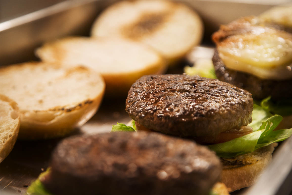 Hamburger di vitello sfumato alla birra con friarielli e provola