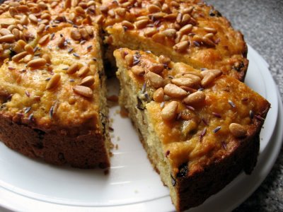 Torta ai vapori di birra, con uvetta e pinoli