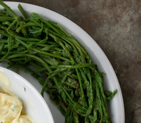 Antipasto ai germogli di luppolo con fonduta di birra