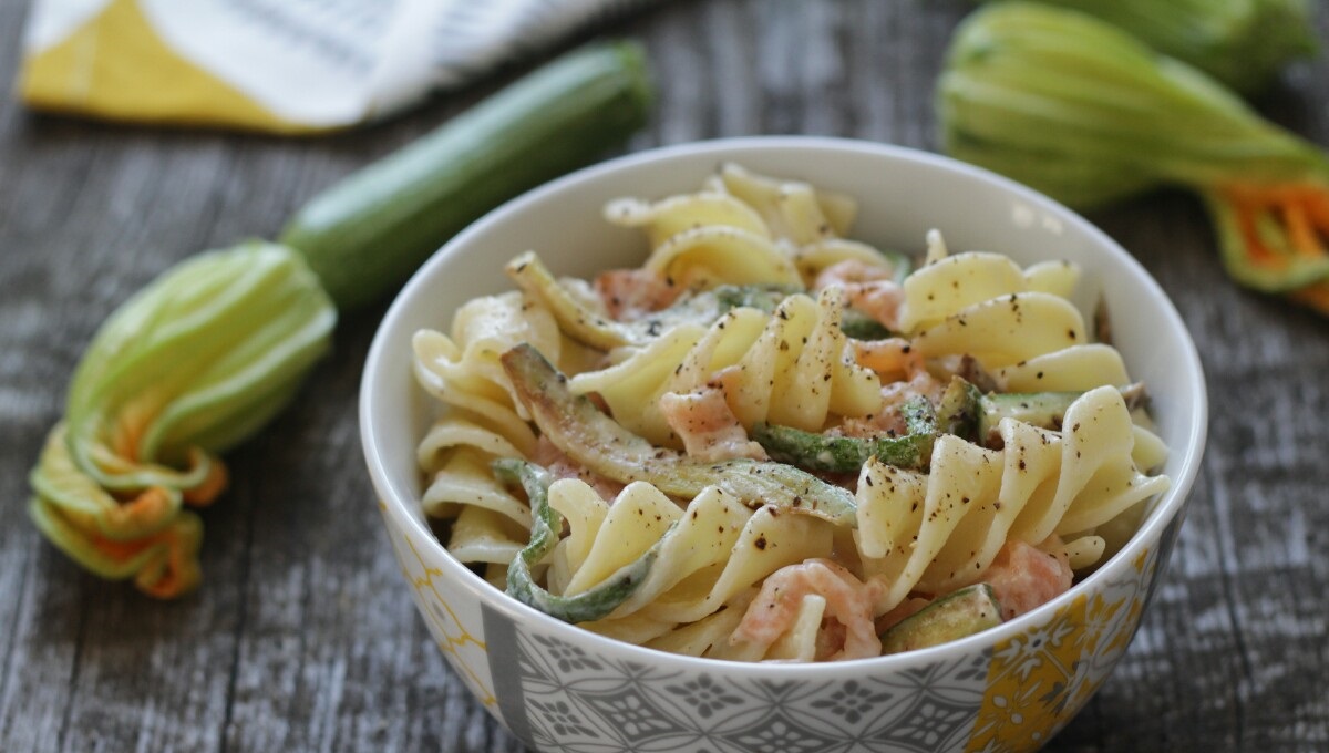 Pasta fredda con salmone, zucchine, yogurt e White IPA