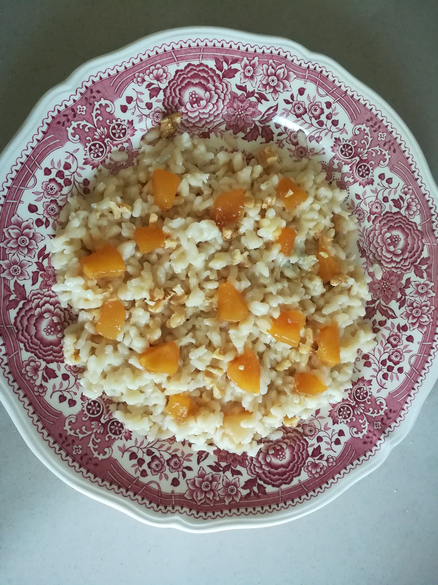 Risotto gorgonzola e noci con pere caramellate alla birra