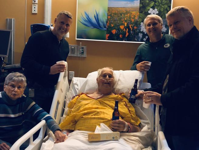 Nonno Adam chiede un’ultima birra prima di morire: la famiglia brinda con lui all’ospedale