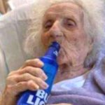 A 103 anni guarisce dal coronavirus e festeggia con una birra ghiacciata!
