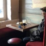 Una birra da solo: la foto al pub diventa un simbolo delle norme anticovid