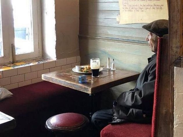 Una birra da solo: la foto al pub diventa un simbolo delle norme anticovid