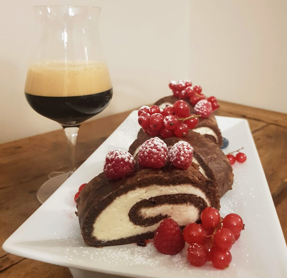 Tronchetto al cacao e birra, con panna, fave tonka e frutti rossi