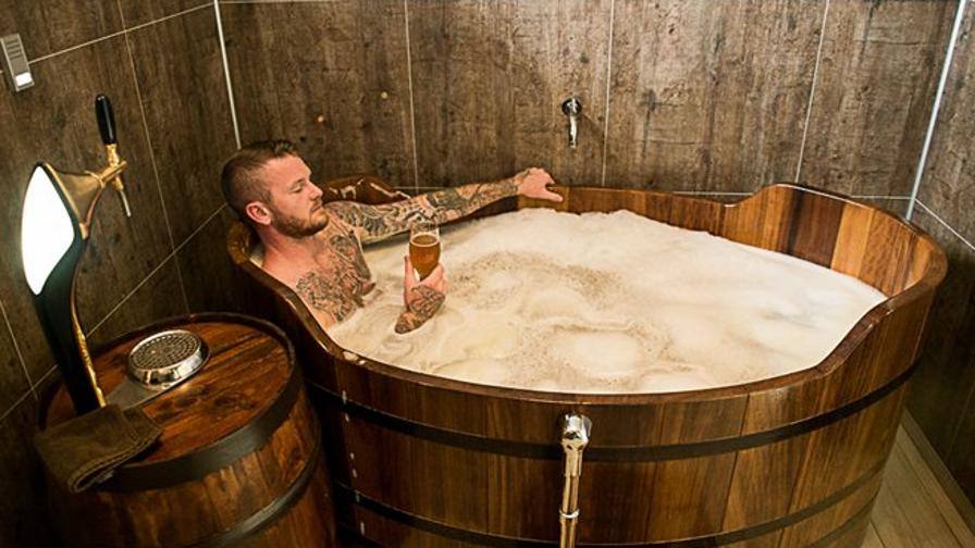 Il capitano dell’Islanda, Aron Gunnarsson, e la sua BeerSpa