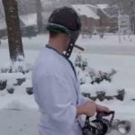Ha il vialetto pieno di neve, la risolve con birra e… lanciafiamme!