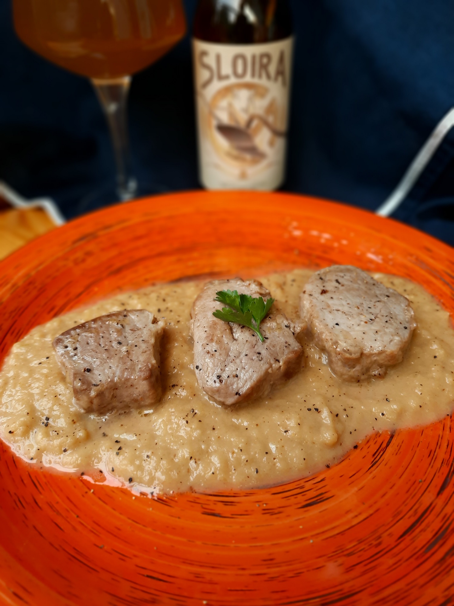 Medaglioni di filetto di maiale con salsa di mele e cipolle alla birra contadina®