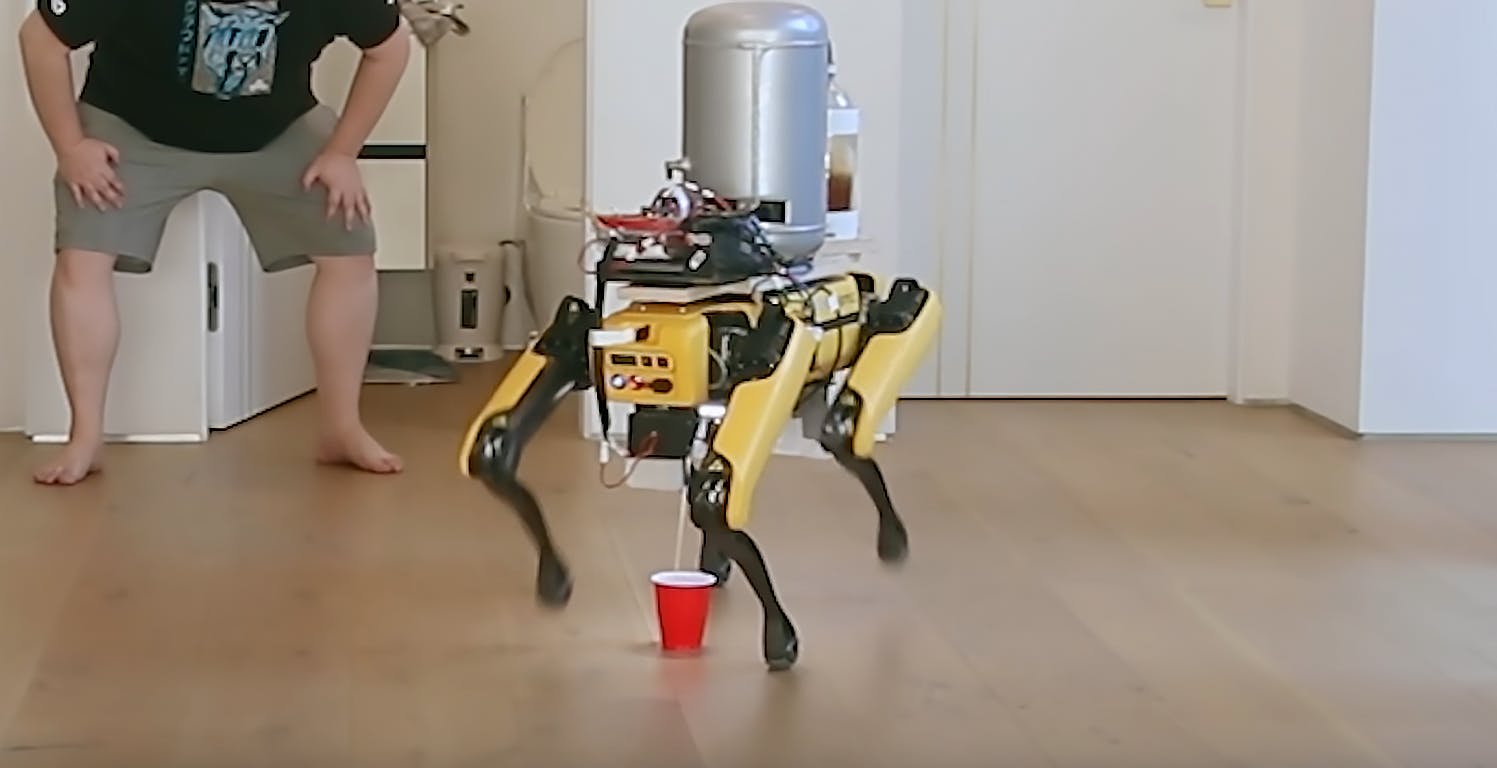 Robot Boston Dynamics: il cane meccanico che urina birra