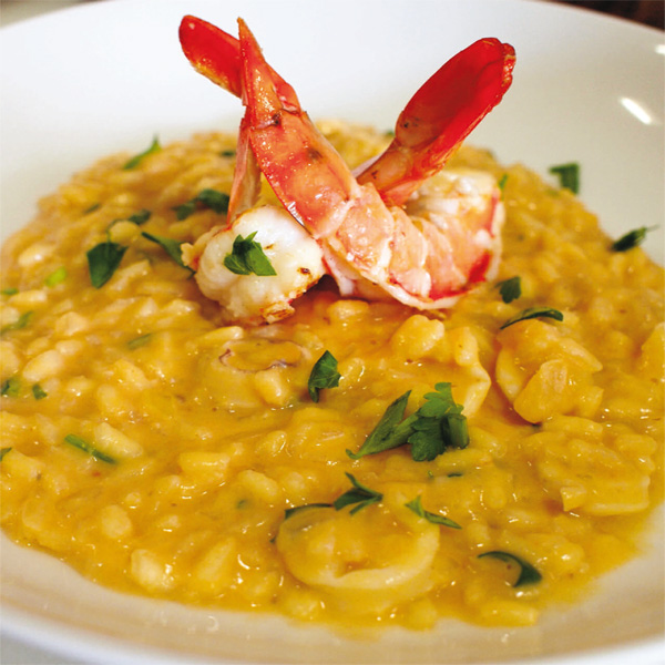 Risotto allo zafferano, con gamberi e calamaretti affogati alla blanche