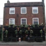 Un telefonino per una birra: la proposta ambientalista del Prince Arthur di Londra