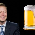Elon Musk lancia la sua birra Tesla GigaBier, con bottiglie ispirate alle Cybertruck