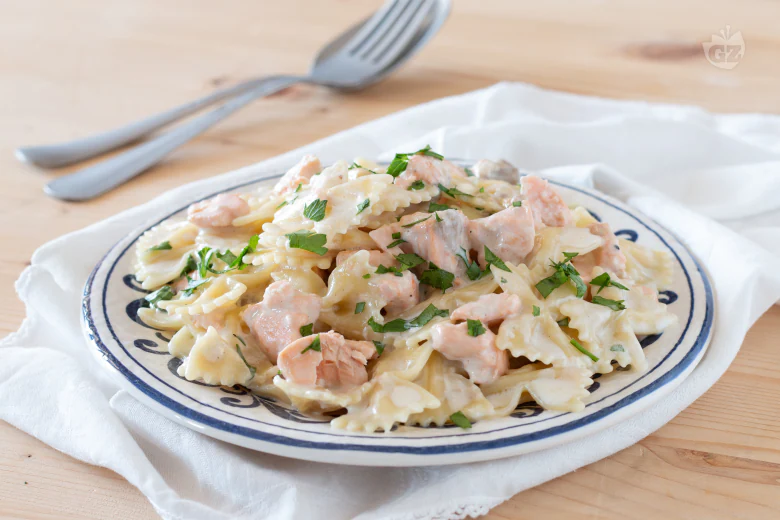 Farfalle al ragù di salmone affumicato e rauch