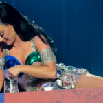 Las Vegas, altro che tiralatte per la neo mamma Katy Perry.. dai suoi seni esce Birra!!!