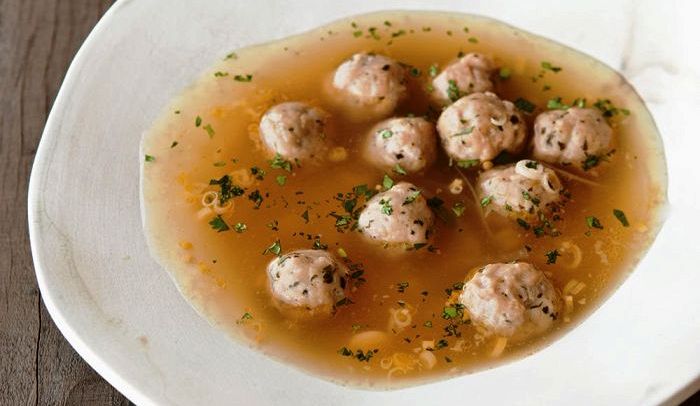 Polpette di baccalà alla rauchbier, su brodetto di pesce