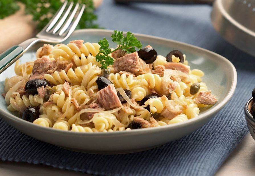 Fusilli lunghi al tonno, olive, agrumi e blanche