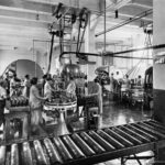 Birra Peroni un secolo fa: donne al lavoro nel reparto imbottigliamento