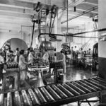Birra Peroni un secolo fa: donne al lavoro nel reparto imbottigliamento