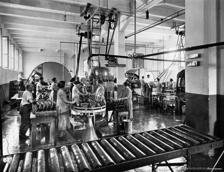 Birra Peroni un secolo fa: donne al lavoro nel reparto imbottigliamento