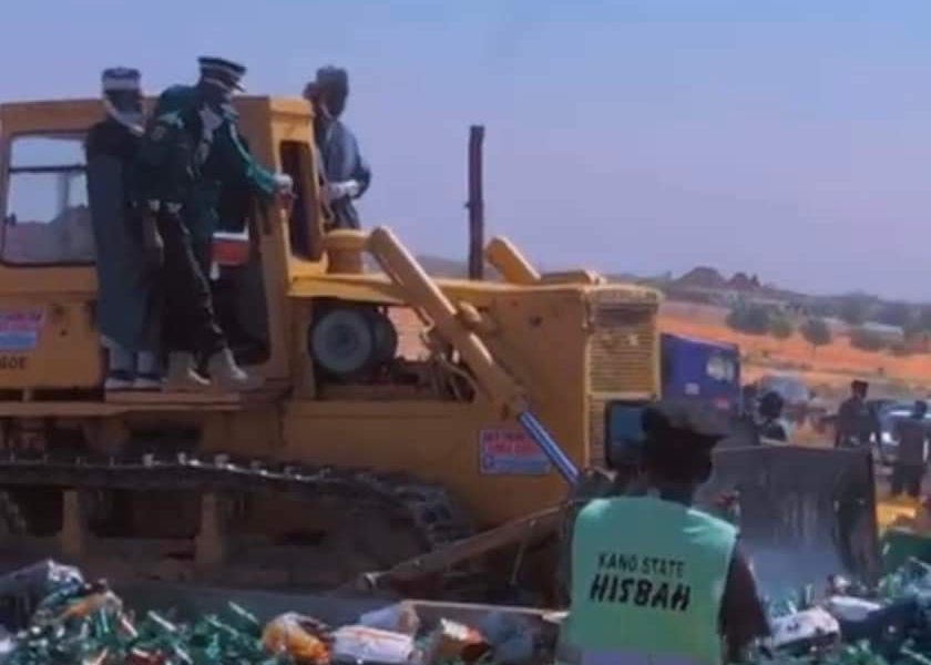 Nigeria: polizia religiosa distrugge 4 milioni di bottiglie di birra