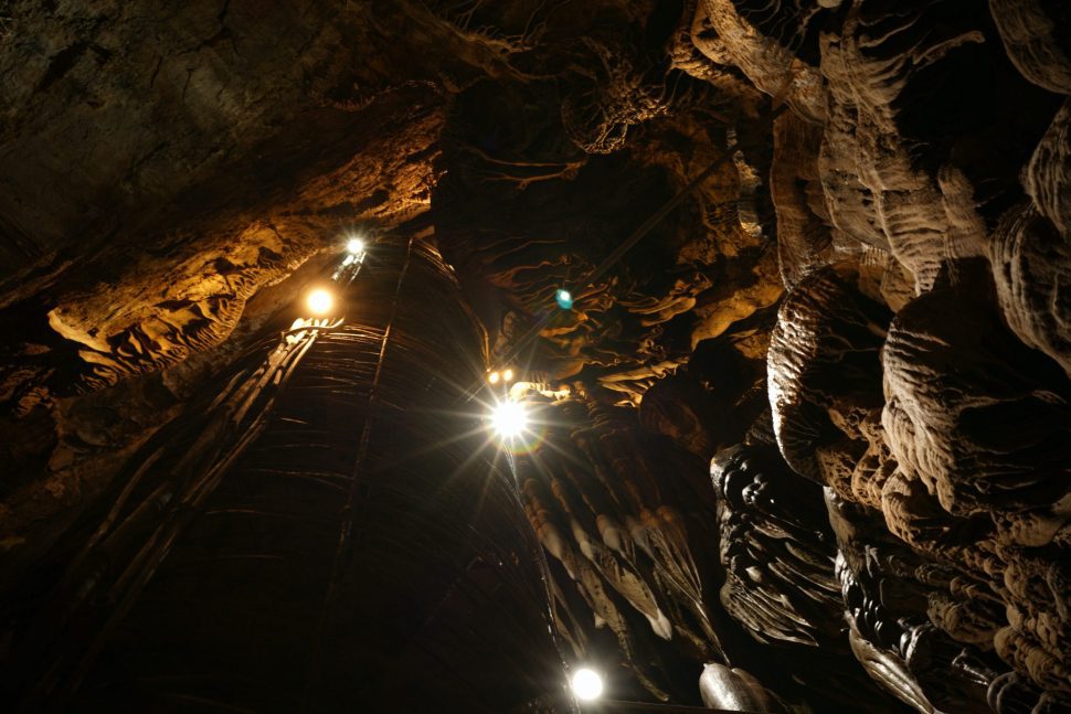 Usa: scoperta un’enorme grotta della birra in Iowa