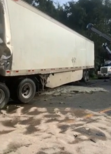 Autostrada invasa da un mare di birra dopo lo scontro tra cinque tir