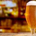 Gli italiani bevono più birra, anche se costa di più