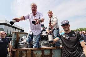 Jeremy Clarckson celebra la vittoria della Alpine regalando 1000 bottiglie di birra