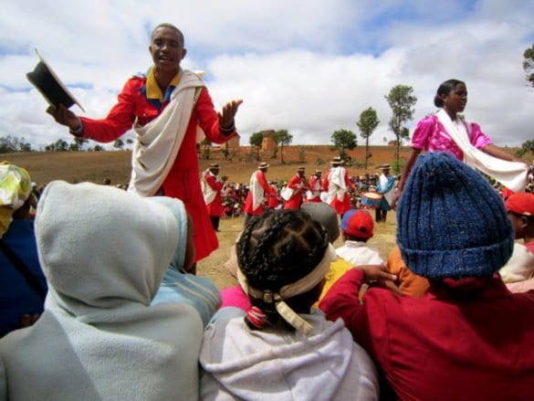 Madagascar: la festa dei morti (e della birra)