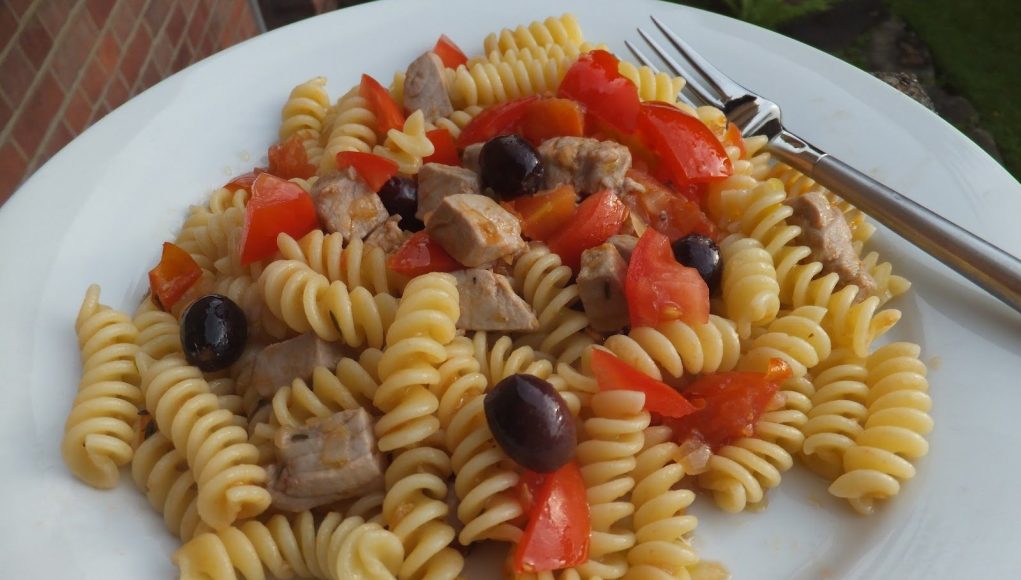 Fusilli integrali con tonno fresco