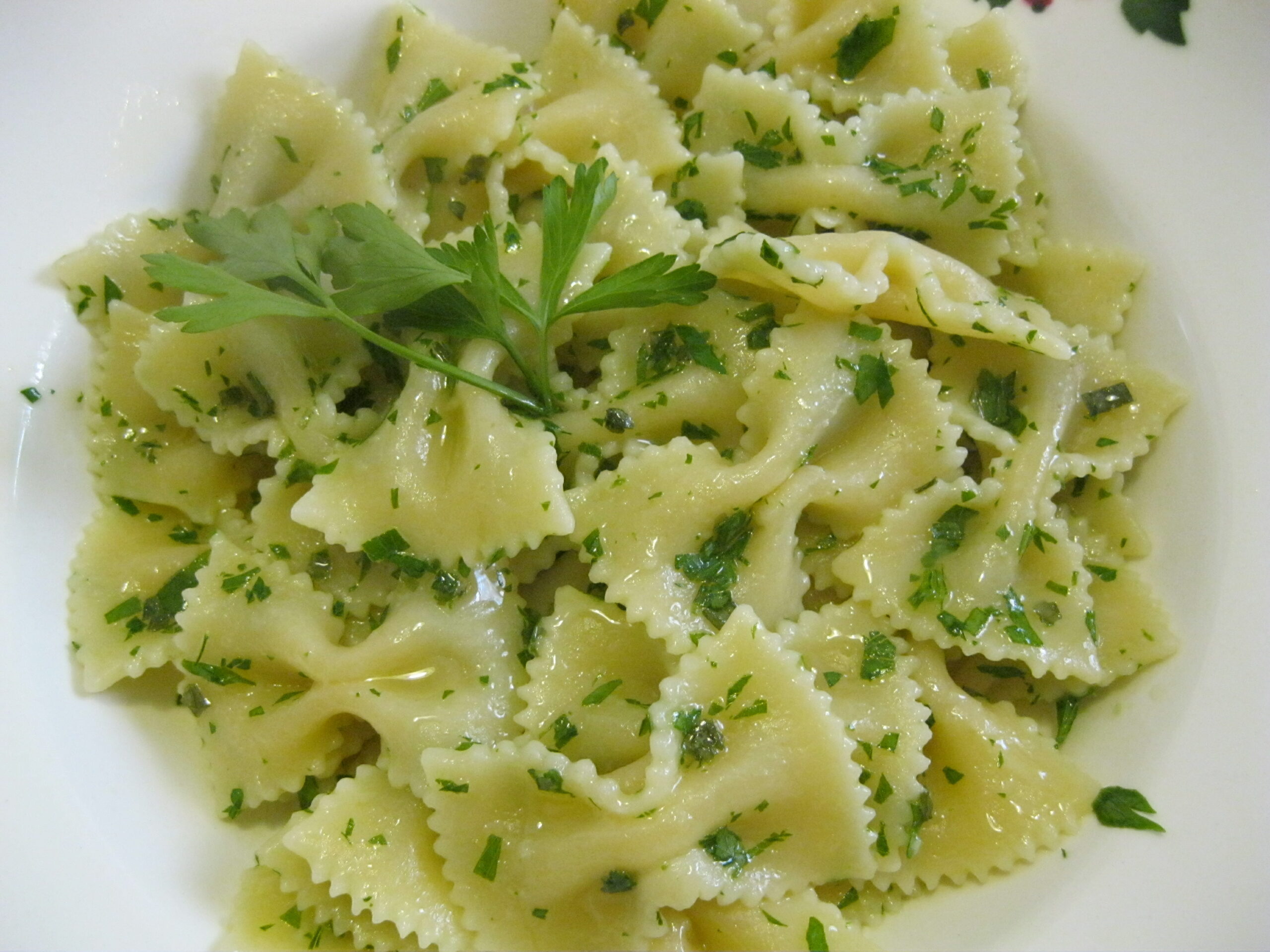 Farfalle alla IPA, pinoli e bouquet di erbe aromatiche